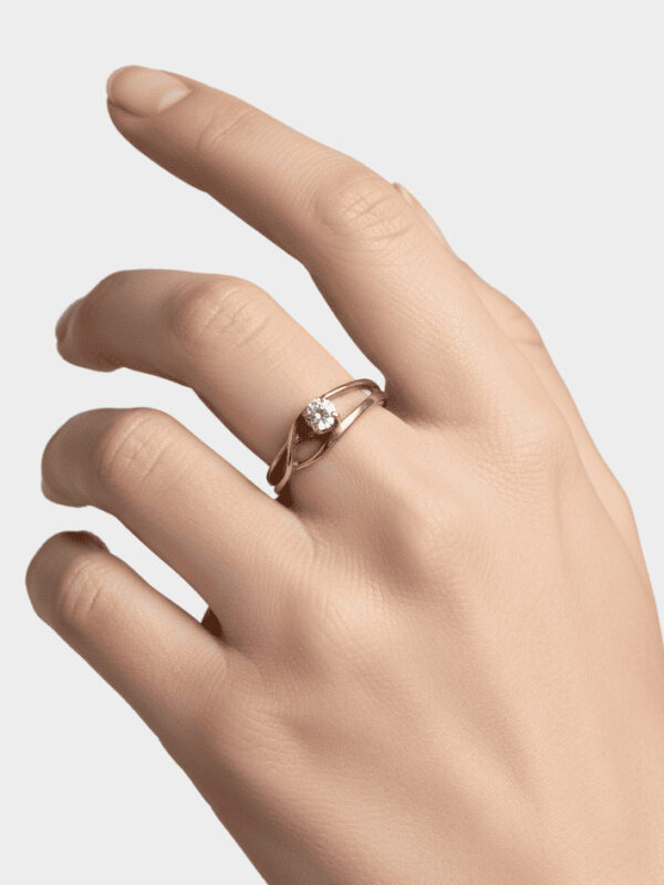 Anillo de Oro 14K con Circón Central - Diseño Elegante para Compromiso y Uso Diario