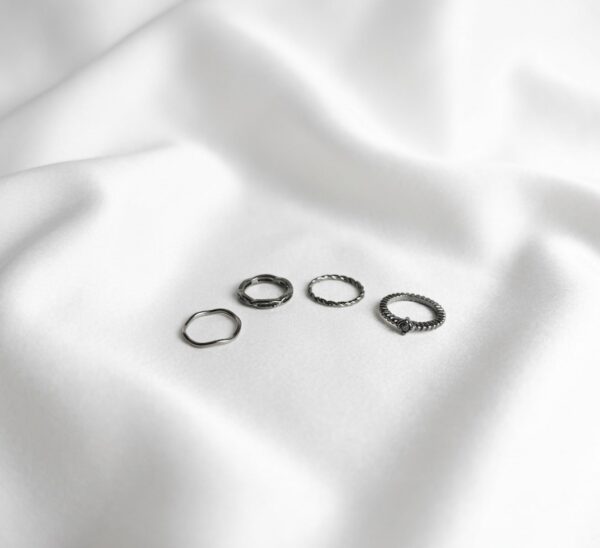Anillos Plateados Apilables para Mujer | Set de 4 Diseños Minimalistas