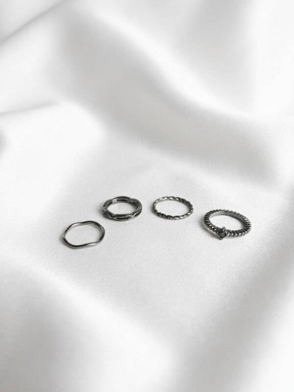 Anillos Plateados Apilables para Mujer | Set de 4 Diseños Minimalistas