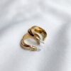 Aretes Huggie Dorados Acanalados Aros Elegantes para Mujer Aretes Huggie Dorados Acanalados | Aros Elegantes para Mujer