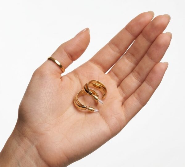 Aretes Huggie Dorados Acanalados Aros Elegantes para Mujer (2) Aretes Huggie Dorados Acanalados | Aros Elegantes para Mujer
