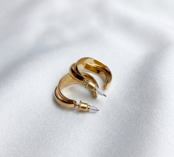 Aretes Huggie Dorados Acanalados Aros Elegantes para Mujer Aretes Huggie Dorados Acanalados | Aros Elegantes para Mujer