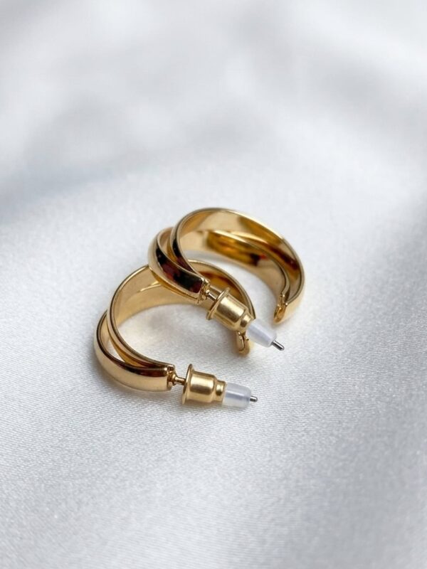 Aretes Huggie Dorados Acanalados | Aros Elegantes para Mujer