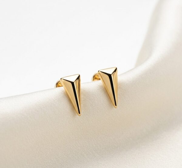 Aretes Triangulares Dorados Bañados en Oro para Mujer Diseño Elegante Aretes Triangulares Dorados Bañados en Oro para Mujer | Diseño Elegante