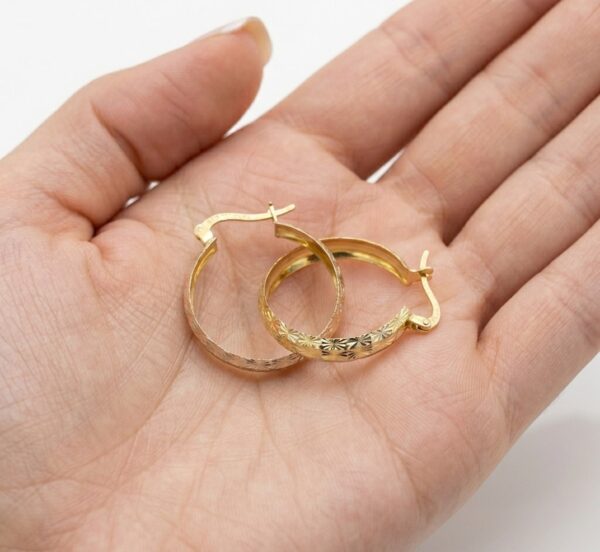 Aretes de Argolla en Oro 14K con Textura Diamantada