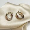 Aretes de Oro 14K Diseño Entrelazado Elegancia Moderna Aretes de Oro 14K Diseño Entrelazado Elegancia Moderna