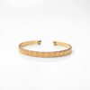 Brazalete Dorado con Corazones Grabados para Mujer Brazalete Dorado con Corazones Grabados para Mujer