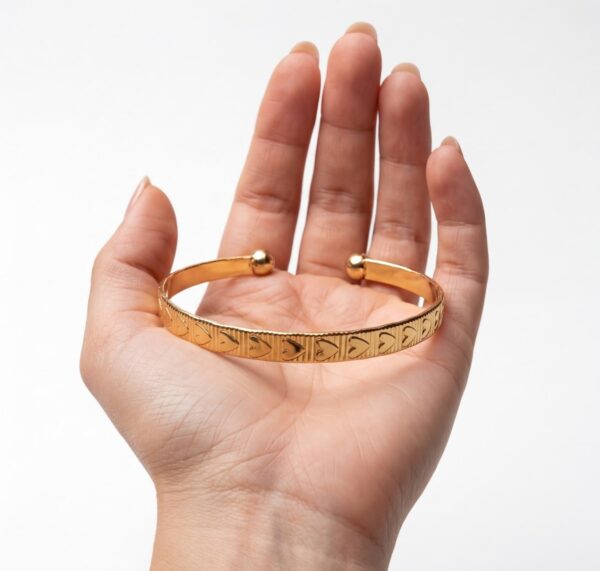 Brazalete Dorado con Corazones Grabados para Mujer (2) Brazalete Dorado con Corazones Grabados para Mujer