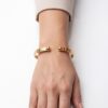 Brazalete Dorado con Corazones Grabados para Mujer (3) Brazalete Dorado con Corazones Grabados para Mujer