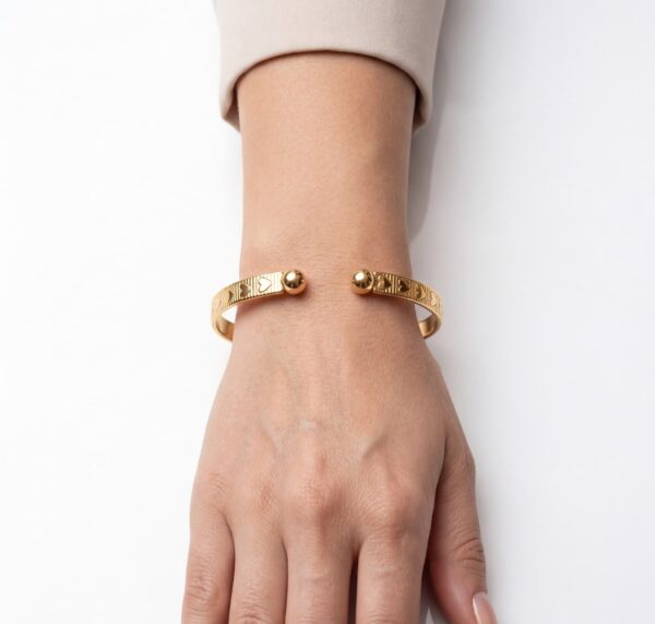 Brazalete Dorado con Corazones Grabados para Mujer (3) Brazalete Dorado con Corazones Grabados para Mujer