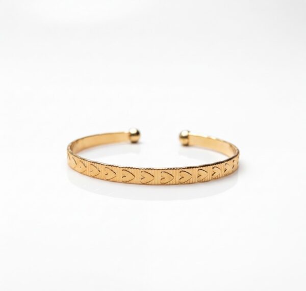 Brazalete Dorado con Corazones Grabados para Mujer Brazalete Dorado con Corazones Grabados para Mujer