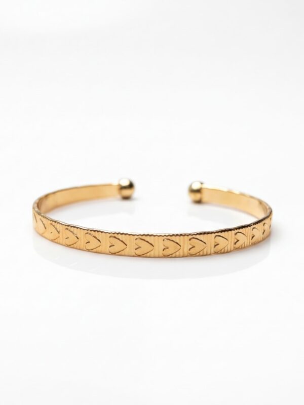 Brazalete Dorado con Corazones Grabados para Mujer Brazalete Dorado con Corazones Grabados para Mujer