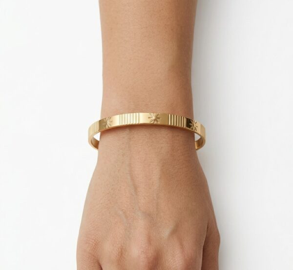 Brazalete Dorado con Estrellas Grabadas para Mujer Pulsera Cuff Elegante (3) Brazalete Dorado con Estrellas Grabadas para Mujer | Pulsera Cuff Elegante