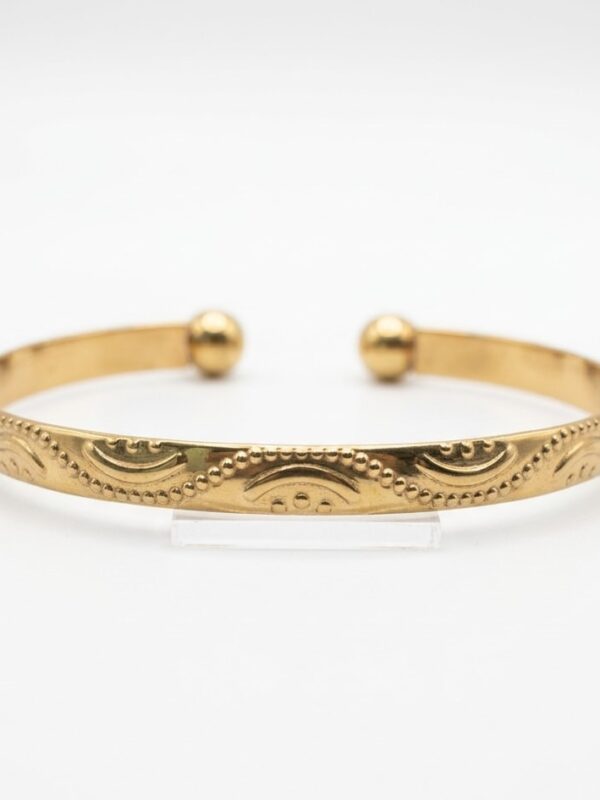 Brazalete Dorado con Grabado Ornamental para Mujer | Pulsera Elegante Tipo Cuff