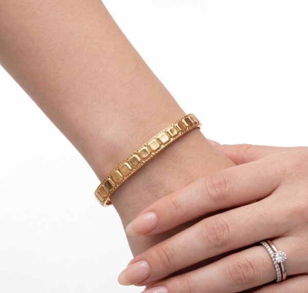 Brazalete Dorado con Textura de Escamas para Mujer | Pulsera Cuff Elegante