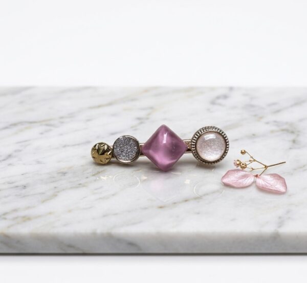 Broche para Cabello Rosa con Detalles Geométricos | Accesorio Elegante y Femenino