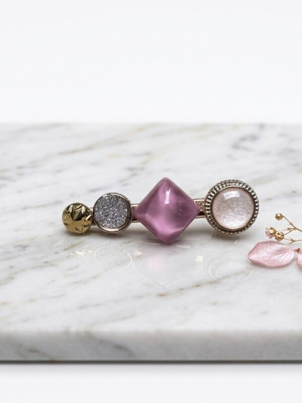 Broche para Cabello Rosa con Detalles Geométricos | Accesorio Elegante y Femenino