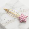 Broche para Cabello con Estrella Rosa Textil y Acabado Dorado Accesorio Femenino Elegante Broche para Cabello con Estrella Rosa Textil y Acabado Dorado | Accesorio Femenino Elegante