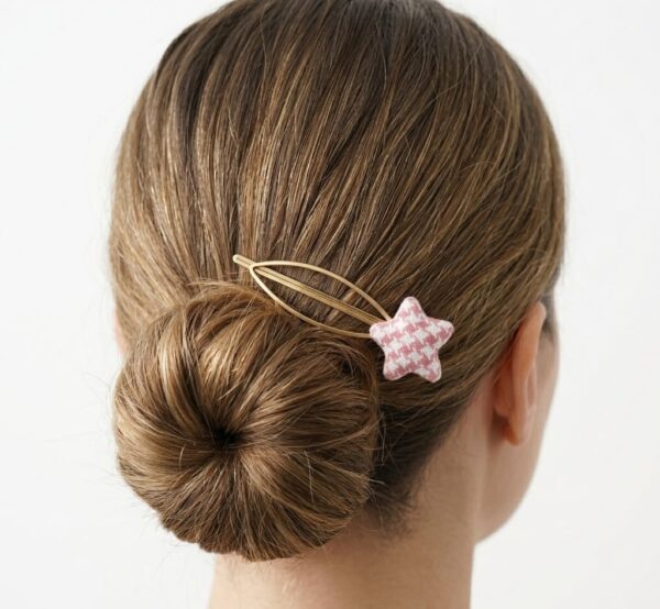 Broche para Cabello con Estrella Rosa Textil y Acabado Dorado Accesorio Femenino Elegante (3) Broche para Cabello con Estrella Rosa Textil y Acabado Dorado | Accesorio Femenino Elegante
