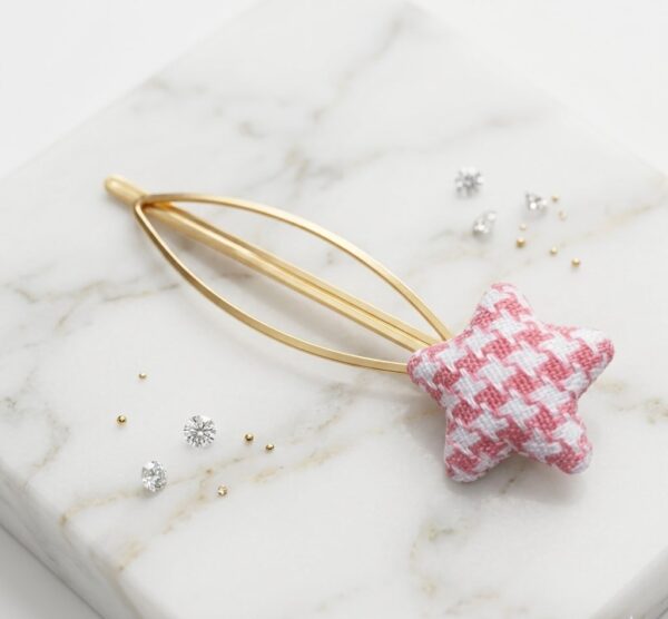 Broche para Cabello con Estrella Rosa Textil y Acabado Dorado Accesorio Femenino Elegante Broche para Cabello con Estrella Rosa Textil y Acabado Dorado | Accesorio Femenino Elegante