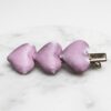 Broche para Cabello con Tres Corazones Rosa y Acabado Dorado | Accesorio Femenino Elegante