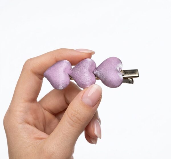 Broche para Cabello con Tres Corazones Rosa y Acabado Dorado | Accesorio Femenino Elegante