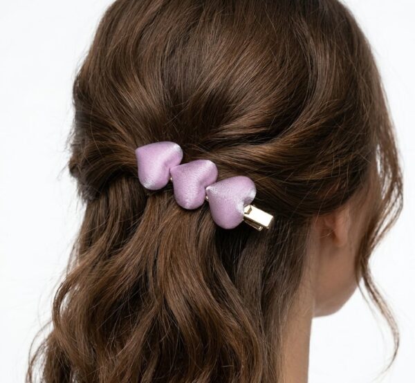 Broche para Cabello con Tres Corazones Rosa y Acabado Dorado | Accesorio Femenino Elegante