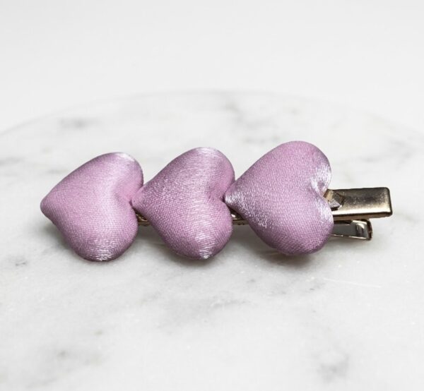 Broche para Cabello con Tres Corazones Rosa y Acabado Dorado | Accesorio Femenino Elegante