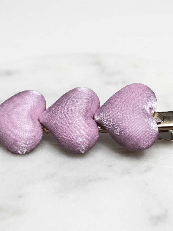 Broche para Cabello con Tres Corazones Rosa y Acabado Dorado Accesorio Femenino Elegante Broche para Cabello con Tres Corazones Rosa y Acabado Dorado | Accesorio Femenino Elegante