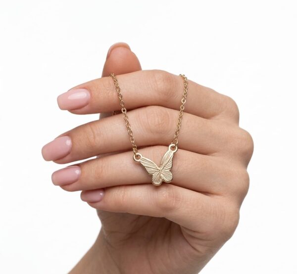 Collar Dorado para Mujer con Dije de Mariposa Elegante