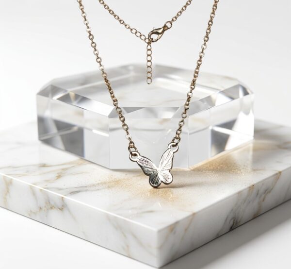 Collar Dorado para Mujer con Dije de Mariposa Elegante