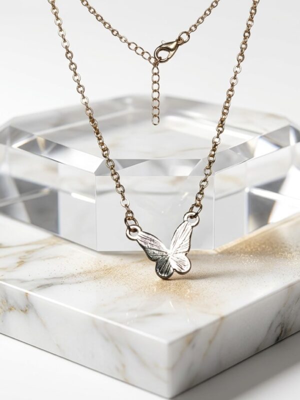 Collar Dorado para Mujer con Dije de Mariposa Elegante
