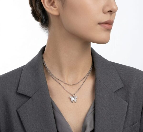 Collar Plateado para Mujer con Dije de Mariposa y Cristales Elegante