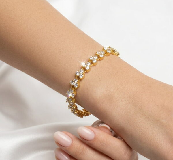 Pulsera Dorada para Mujer con Corazones y Cristales Elegante