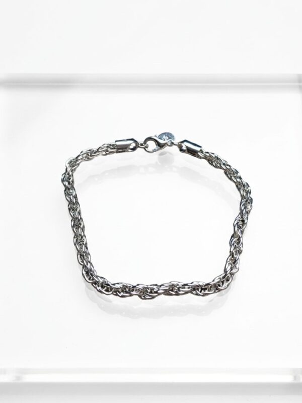Pulsera Plateada Trenzada para Mujer Elegante y Delicada