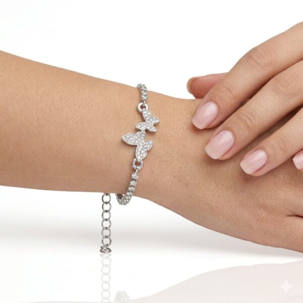 Pulsera Plateada para Mujer con Cristales y Dije de Mariposa Elegante (3) Pulsera Plateada para Mujer con Cristales y Dije de Mariposa Elegante