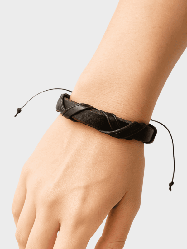 Pulsera de Cuero Café Entrelazada Ajustable – Bisutería Unisex Elegante para Uso Diario y Profesional Pulsera de Cuero Café Entrelazada Ajustable – Bisutería Unisex Elegante para Uso Diario y Profesional