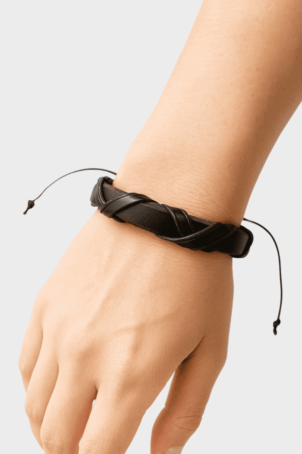 Pulsera de Cuero Café Entrelazada Ajustable – Bisutería Unisex Elegante para Uso Diario y Profesional Pulsera de Cuero Café Entrelazada Ajustable – Bisutería Unisex Elegante para Uso Diario y Profesional