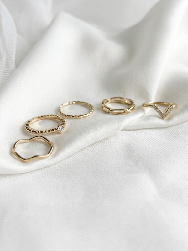 Set de 5 Anillos Dorados Apilables para Mujer
